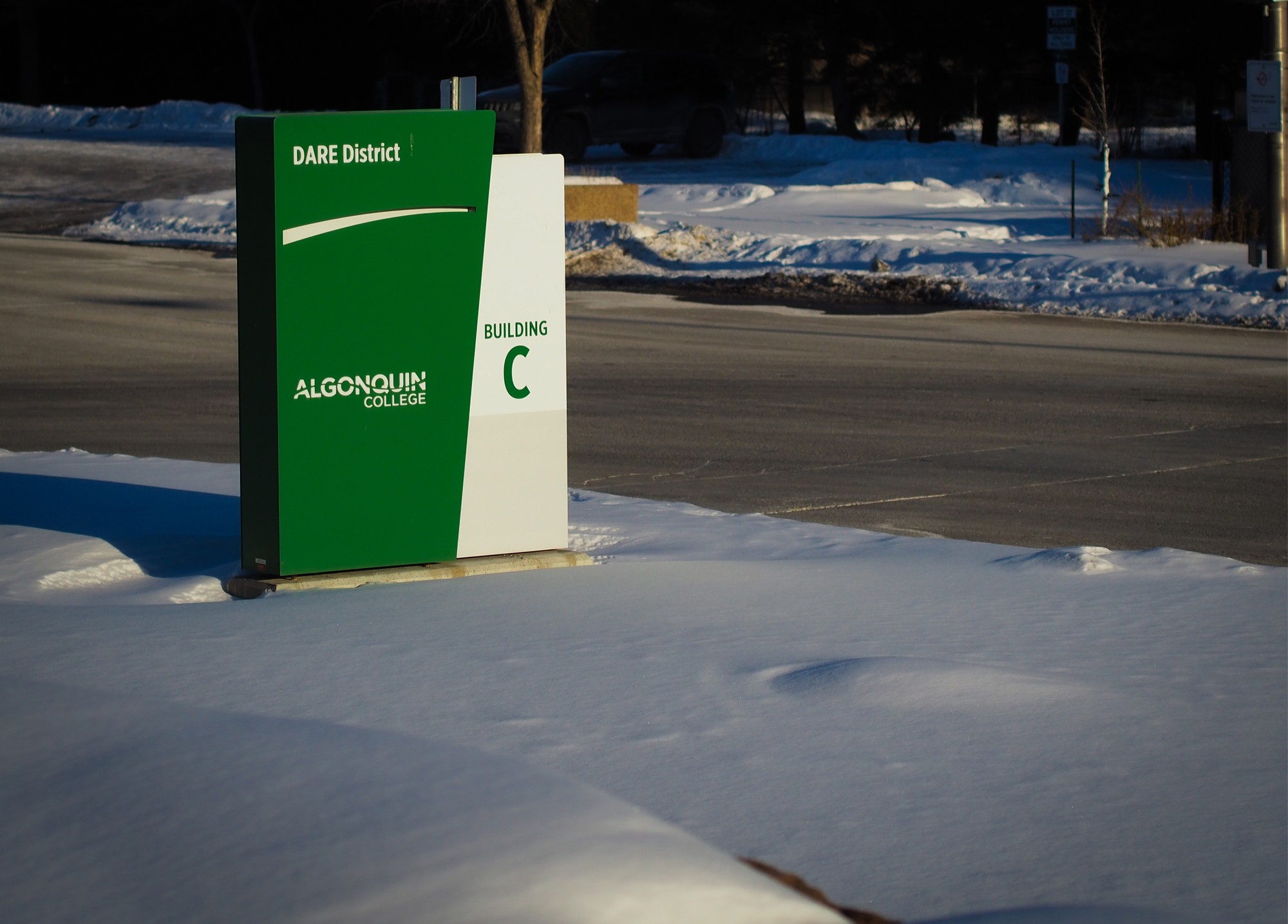 Algonquin College currently employs 1,387 full time and 2,714 part time people.
