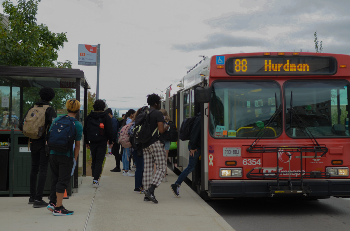 Students entering on the Route 88 Hurdman bus.