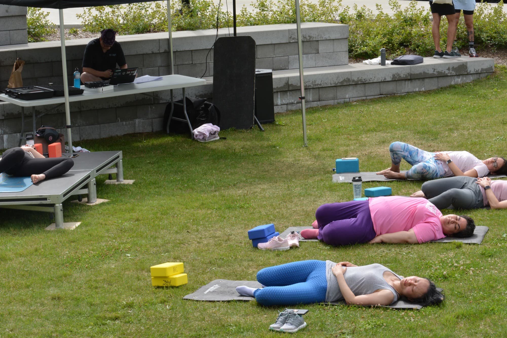 Le mattine zen tornano al campus di Ottawa con lo yoga praticato all’aperto sul prato