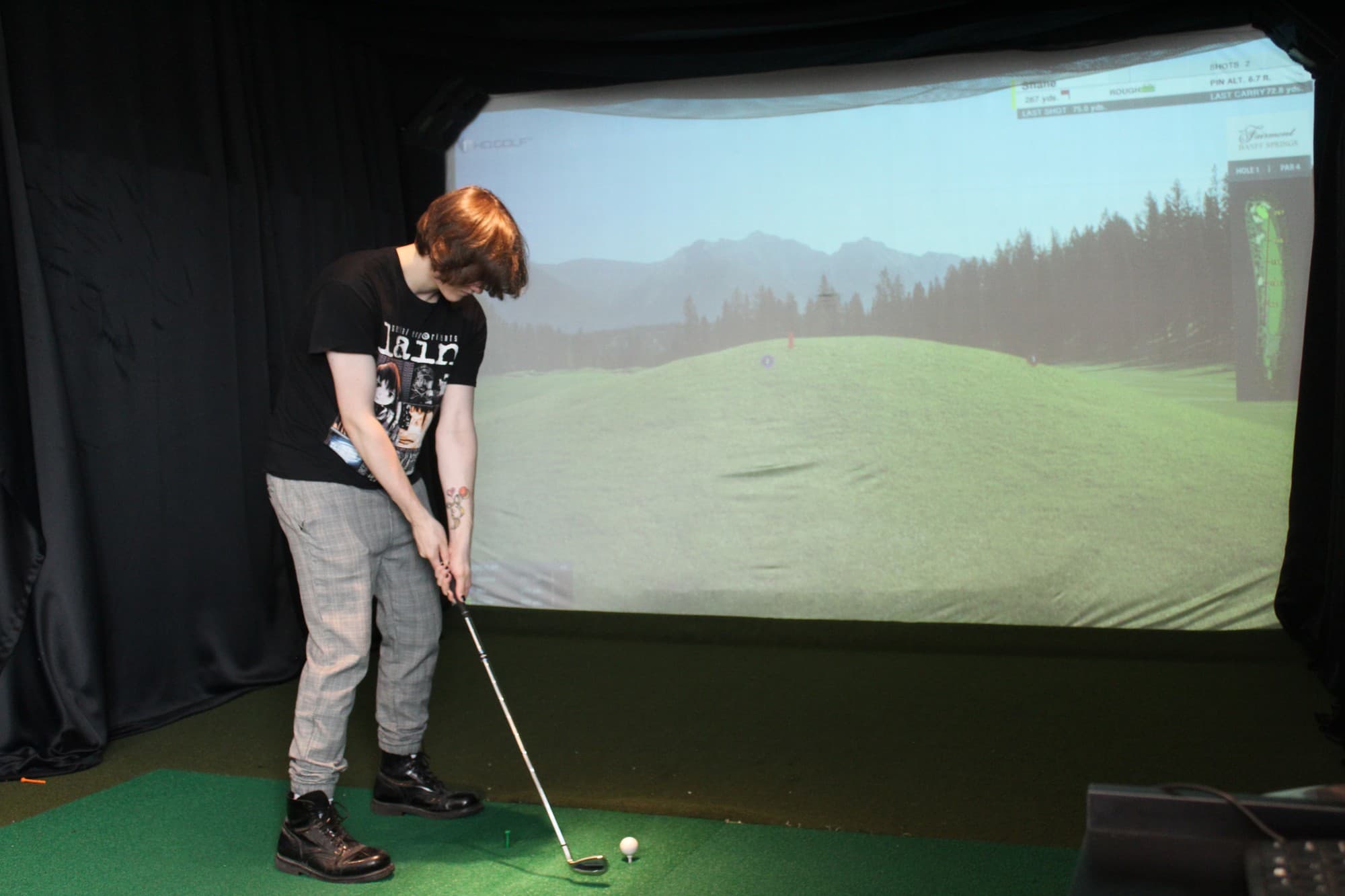 Playing golf at the free Wolves Den simulator