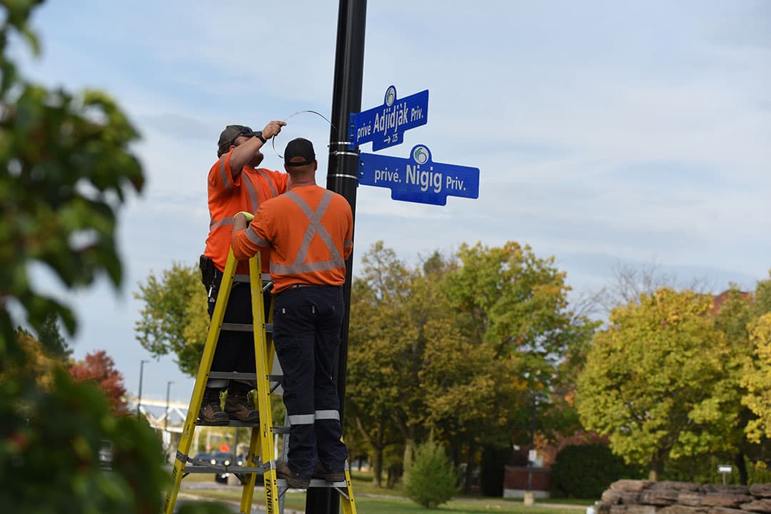 City of Ottawa employees setting up the new street signs for Adjidjàk Private and Nigig Private on Oct. 19