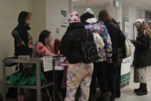 A crowd gathers at the drawing foundations shop in the A-building.