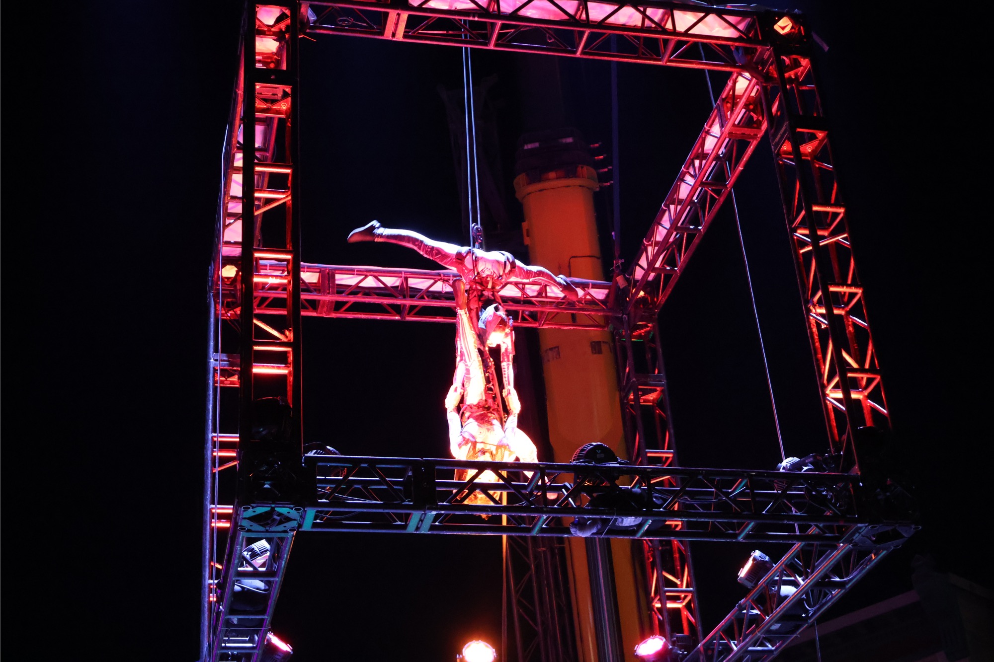 The performers of Cubo in action.