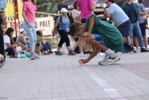 A person continuing the number line representing all 200 years of Ottawa's existense.
